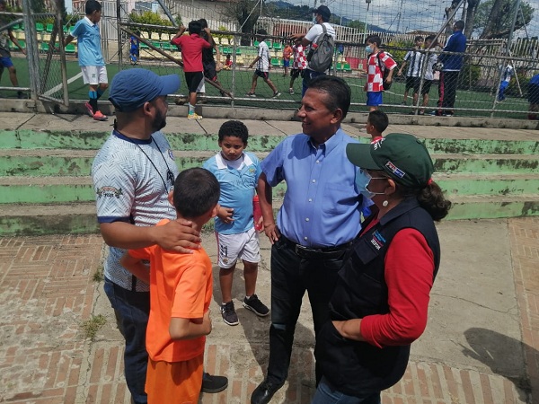 Fue a los  parque Guadalupe y el infantil en el barrio Pastor Jiménez. En el primero dialogó animadamente con niños que practicaban en ligas infantiles de fútbol sala