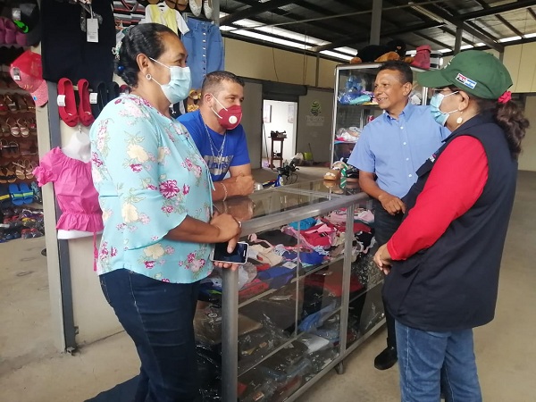 La presidenta del Inifom, visitó el mercado local Brenda Mercado donde interactuó con comerciantes que venden en ese centro cuyos módulos están en total funcionamiento, además de limpio y ordenado.
