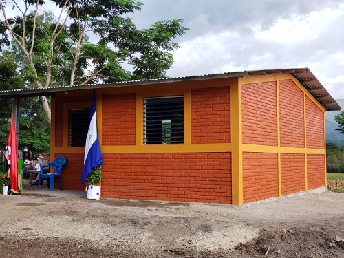  El Buen Gobierno del FSLN firme en su lucha contra la pobreza otorgó once viviendas a igual número de familias en San Juan de Limay. 