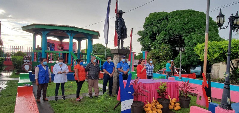 Junto a la estatua del General de Hombres y Mujeres Libres celebran el triunfo