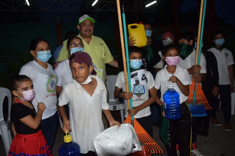 Los centros educativos más destacados en las distintas jornadas recibieron de la alcaldía un Kit de limpieza por ese gesto de hermandad con el medio ambiente.