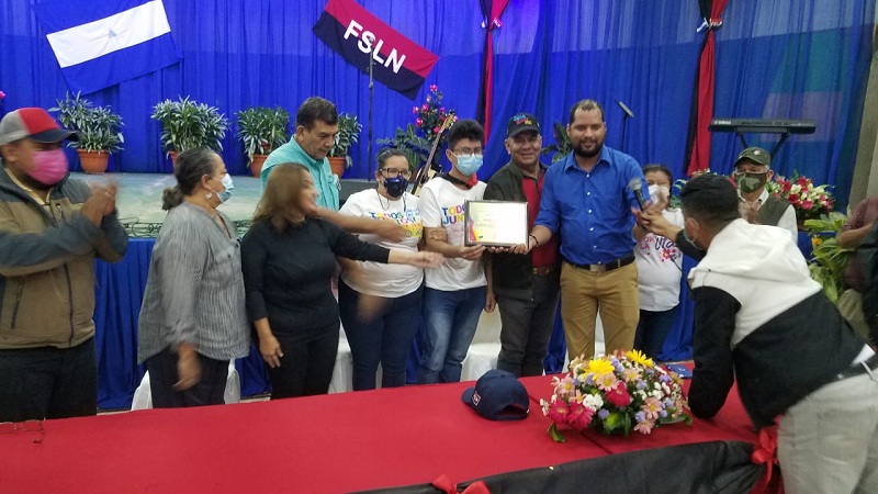 En acto cultural y concierto, el delegado institucional en la VI Región, César Amaru Escobar entregó el galardón al equipo municipal presidido por el alcalde Zadrah Zeledón.