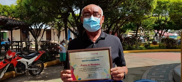 El alcalde Roger Acevedo con el reconocimiento en sus manos