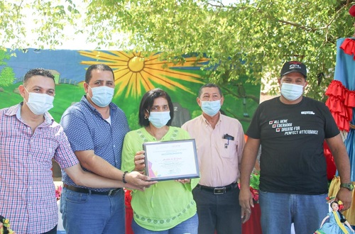 El equipo municipal de El Sauce integrado por la alcaldesa Rosa Amelia Valle y el vicealcalde  Carlos Castillo,  recibieron la condecoración que acredita al parque de ferias del municipio como el mejor del departamento de León.