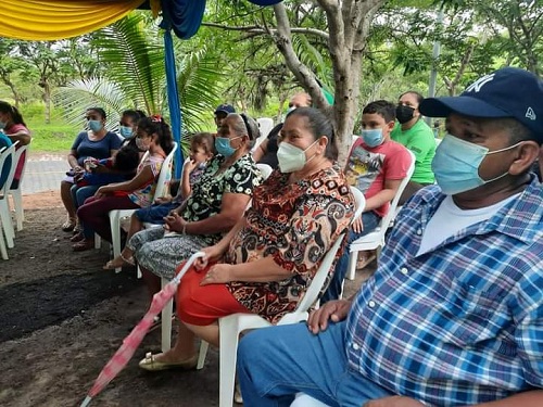Pobladores de Las Lajitas se sumaron a la alegría de las dos familias que recibieron techo digno