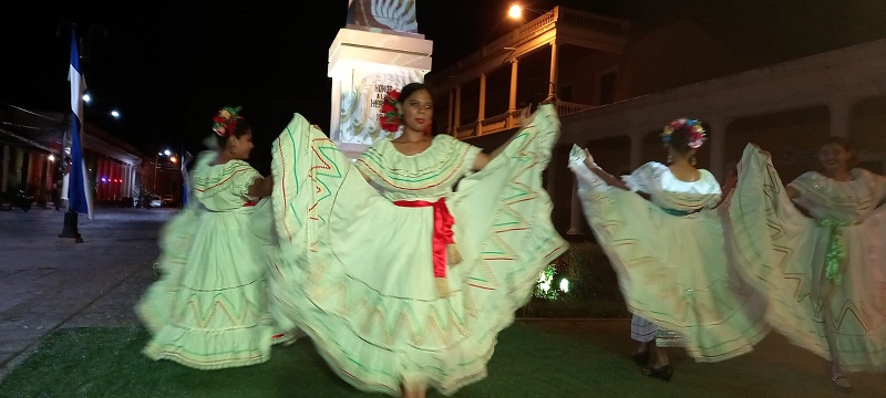 Integrantes de la escuela municipal de danza de Granada, bailan para el público asistente