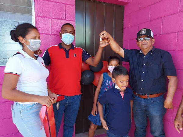 El Programa de Viviendas Bismarck Martínez también sigue sin retroceso con seis casas  dignas en la lotificación Juan Bautista Peguero en Villanueva.
