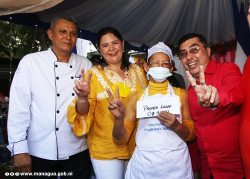 Managua: Leonarda Miranda comerciante del mercado Israel Lewites su gallina henchida alcanzó el 1° lugar