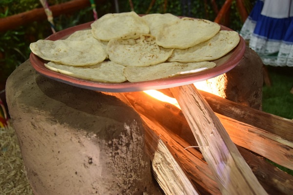 El maíz como base principal alimenticia sobresale en mazorca y convertida en tortillas que se cocina en el ardiente fogón.