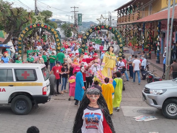 El multitudinario desfile con pobladores de todos los sectores y edades fue seguido de comparsas e integrantes de la escuela municipal de danza, amenizado por alegres bandas filarmónicas.