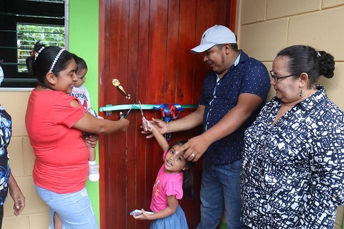 Diez casas recibieron  felices familias  en las zonas #6, 7 y 8 de Nueva Guinea.