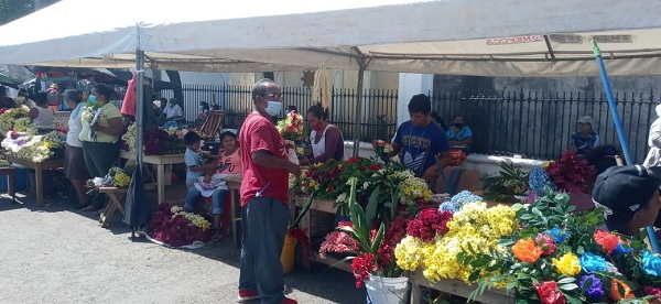 Oferta de Flores en exteriores del cementerio de Granada