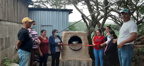 En San Nicolas el gobierno local mejoró diez  hornos artesanales para elaborar pan de emprendedores de las comunidades La Tejera, La Garnacha, Barrio Julio López y Jesús López.