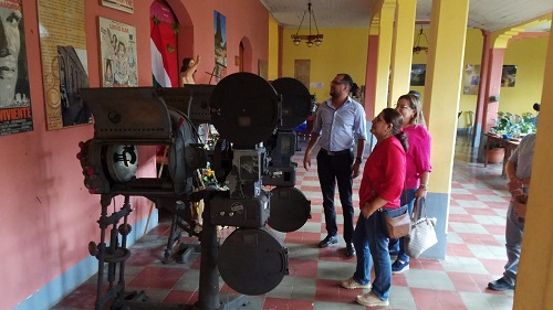 Observando el proyector cinematógrafo con que se presentaban las películas en el r cine Colón el primero que tuvo la ciudad