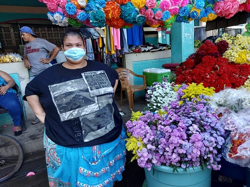 Desde que el mercado municipal Jhohana Pineda abrió sus puertas, inicio la venta de flores en un ambiente de feria.