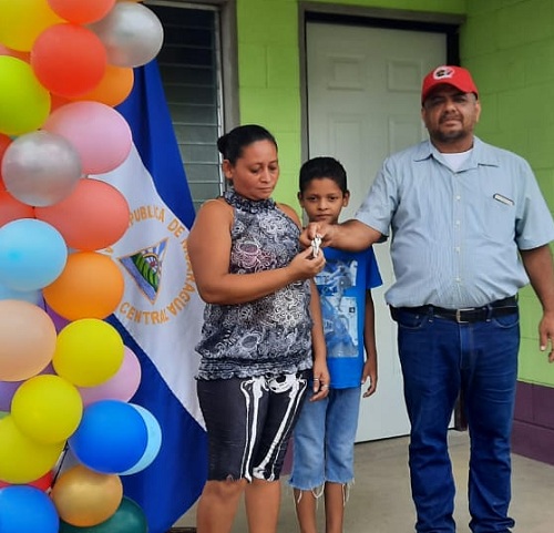 Familia de la comunidad Los Arenales en Quilalí, recibe su casa
