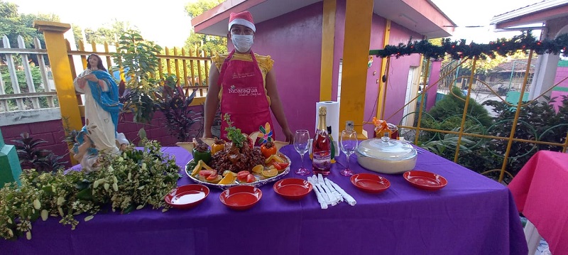  Santa Rosa del Peñón:: Gema Josette Aguirre con gallina Rellena