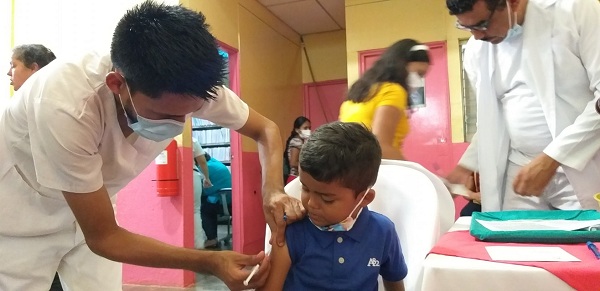 Niñito de Waslala recibe su dosis de vacuna generosamente llegadas de Cuba