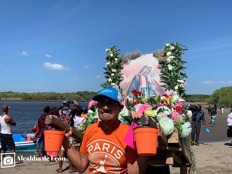 Como en El Realejo, otra procesión acuática tuvo lugar en Salinas Grande en León, con la participación de pobladores  de la zona playera y comunidades cercanas