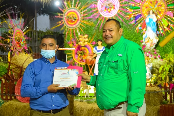 El alcalde de Nagarote, Juan Gabriel Hernández recibió el reconocimiento junto a las familias que acompañaron el evento con cantos dedicados a la Virgen Inmaculada.