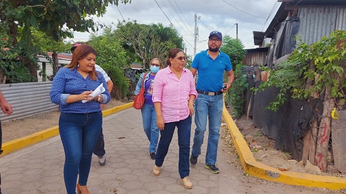 Villa Chaguitillo fue otro punto donde el equipo municipal acompañó a la visitante la cual observó el avance en el adoquinado de calles, la caja puente en zona de riesgo y la excelente batería sanitaria para uso de la comunidad educativa del colegio local.