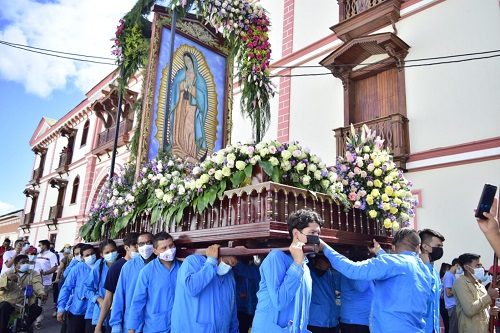  Las imágenes de la Virgen de Guadalupe y San Juan Diego salieron en multitudinaria procesión el pasado 12 de diciembre en el 490 aniversario de la aparición de la Emperatriz de América en México. 