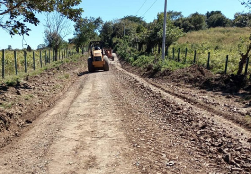En Matagalpa: Mantenimiento a caminos de las comunidades Los Congos y La Garita, a fin de garantizar la circulación de vehículos de transporte público y privado.