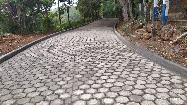Calle adoquinada, obras de drenaje y 44 metros lineales de huellas de concreto en la comunidad Piedra de Agua en Matagalpa.