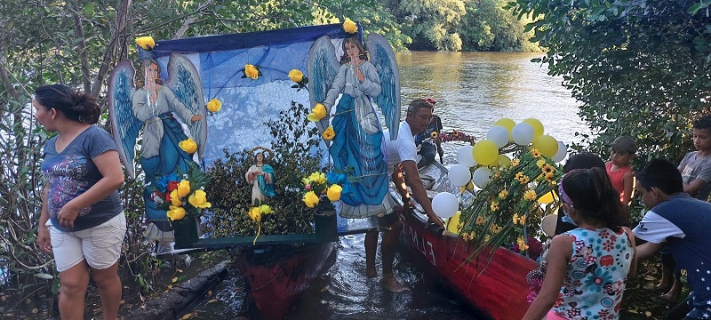 Mientras en el Pacífico, otra actividad similar tuvo lugar en La Paz Centro donde familias de la comunidad El Tamarindo  recorrieron  las aguas del río del mismo nombre escoltando a la Madre de Dios.