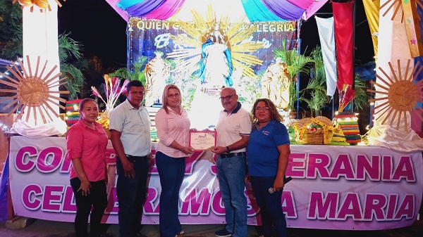 Autoridades municipales de El Realejo reciben el reconocimiento del tercer mejor altar del departamento