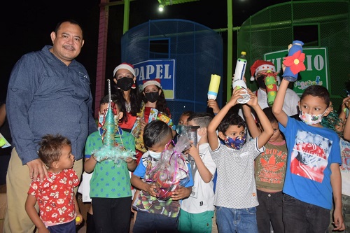 Niños y niñas fueron desfilando para entregar botellas que usaron para hacer manualidades en las escuelas y barrios.