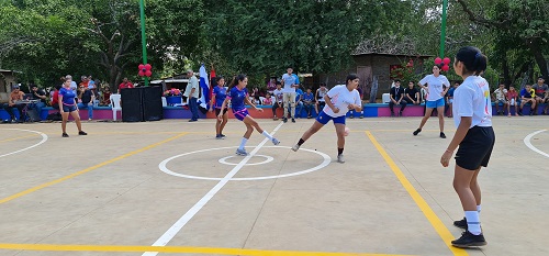 Jóvenes estrenan la cancha multiusos en la comunidad El Tamarindo inaugurada hace unos días por las familias y el gobierno local de San Rafael del Sur
