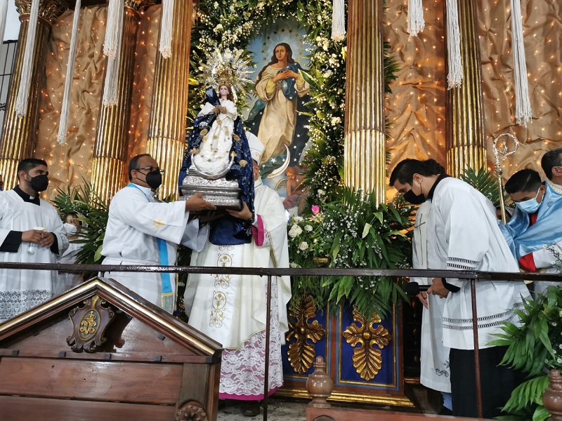 Al finalizar la Santa Eucaristía y con el canto tradicional Nicaragua Mía, letra y música de Tino López Guerra surgió uno de los momentos más esperados:la exposición de la Inmaculada ante los fieles.