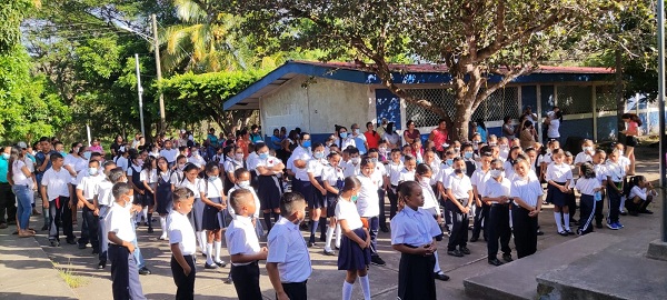 Escolares del colegio Delfina Quezada de la cabecera municipal