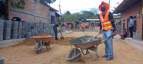 Las familias del barrios  Luis Alfonso Velázquez F iniciaron el año mirando con entusiasmo las obras viales que se emprenden en el sector las cuales culminarán con el adoquinado de calles y construcción de andenes.