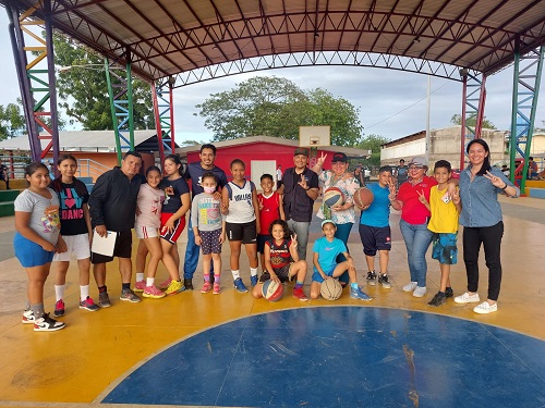 Con niños en la cancha Daniel Roa en la comunidad Los Brasiles