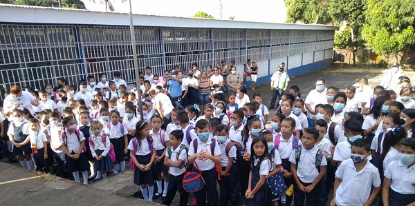 Comunidad educativa de San Miguelito abren con alegría año escolar
