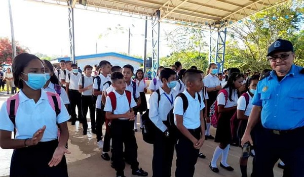 Escolares del Instituto San Carlos Borromeo en acto de inicio del ciclo escolar en San carlos Río San Juan