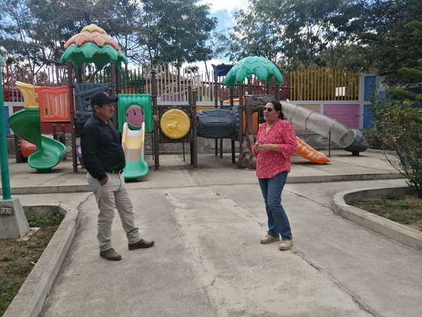 Visita al parque local en Santa María donde se detuvo a contemplar a niños recreándose  y a otros visitantes con quienes conversó