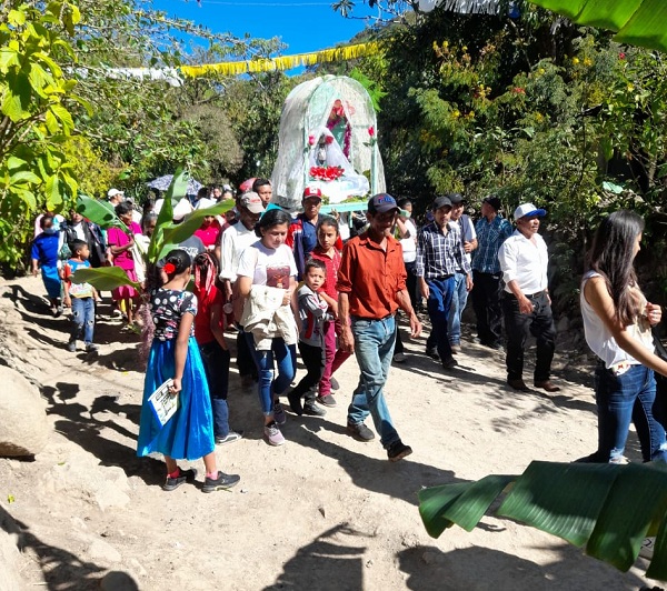 En la comunidad Quebrada Honda en el municipio de Las Sabanas, departamento de Madriz,  el Cristo Negro  salió en procesión acompañada de los comarqueños