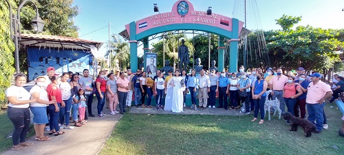  Unidades de Victorias Electorales Héroes y Mártires de Quezalguaque depositan ofrendas florales en el natalicio de  Ruben Dario