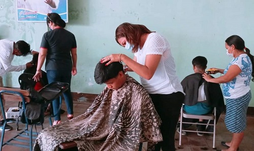 Corte de cabello a damas y caballeros, escuela municipal de oficios de Masaya