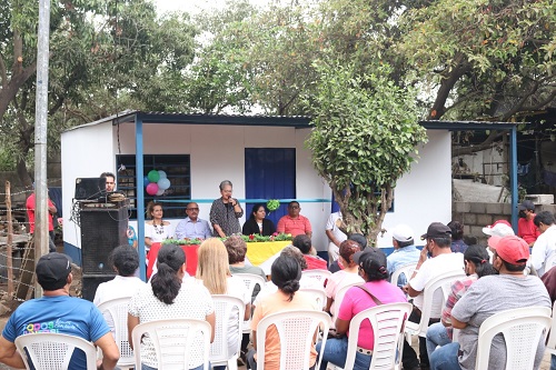 El equipo municipal de Chinandega en el acto de entrega de casa solidaria a  María Teresa García en el Reparto Augusto César Sandino