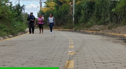 Tres calles adoquinadas en Masaya en el camino Viejo al Comején Villa Holanda