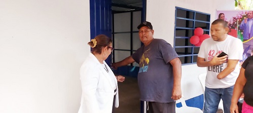 La alcaldesa de El Viejo deposita las llaves en manos de su propietario José Medardo Medina en el barrio La Unidad