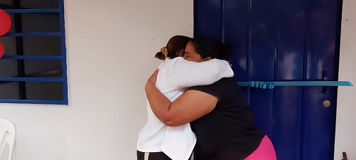 Blanca del Socorro Vega se funde en abrazos con la alcaldesa María del Tránsito Guevara al recibir su casa