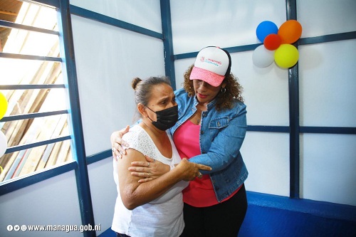 Mireya Isabel Mayorga emocionada recibe su vivienda en el barrio Jonathan González