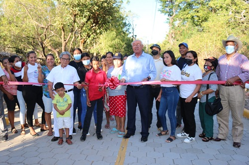 El alcalde maestro Pedro Vargas, acompaña a familias de la comunidad El Mombacho inaugurando obra vial