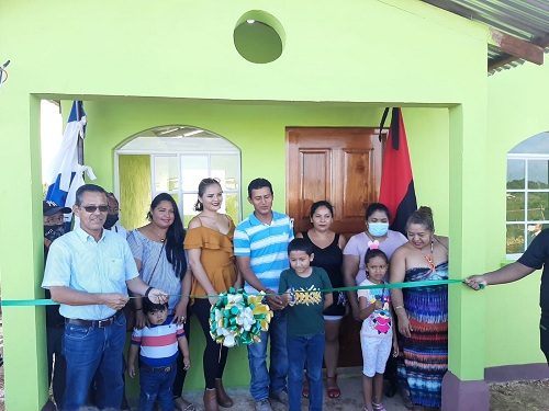 Cuatro felices familias de Bluefields recibieron casas