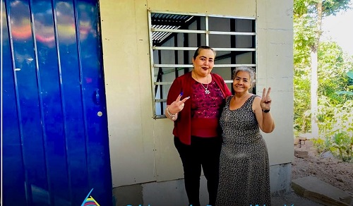 La alcaldesa de Wiwilí, Jinotega, Helen Arlines Toruño en visita de campo da seguimiento al avance y calidad en construcción de viviendas en la comunidad de La Marañosa.